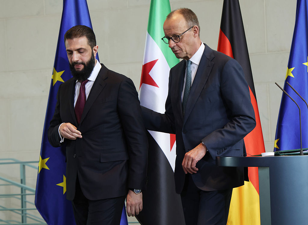 El canciller alemán Friedrich Merz (a la derecha) y el presidente sirio Ahmed al-Sharaa, tras su rueda de prensa conjunta en Berlín, el 30 de marzo de 2026.