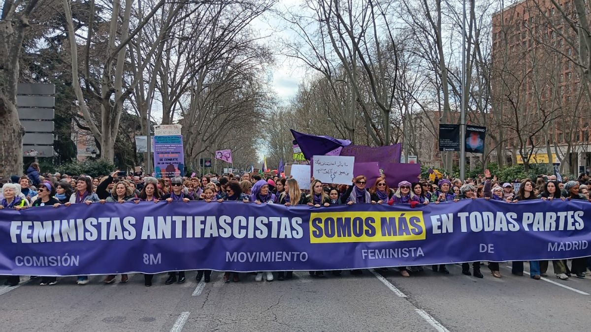 Manifestantes feministas en el centro de Madrid, el 8 de marzo de 2026.
