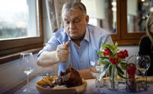 Orbán convierte el temor a la subida de los precios de los alimentos en arma electoral