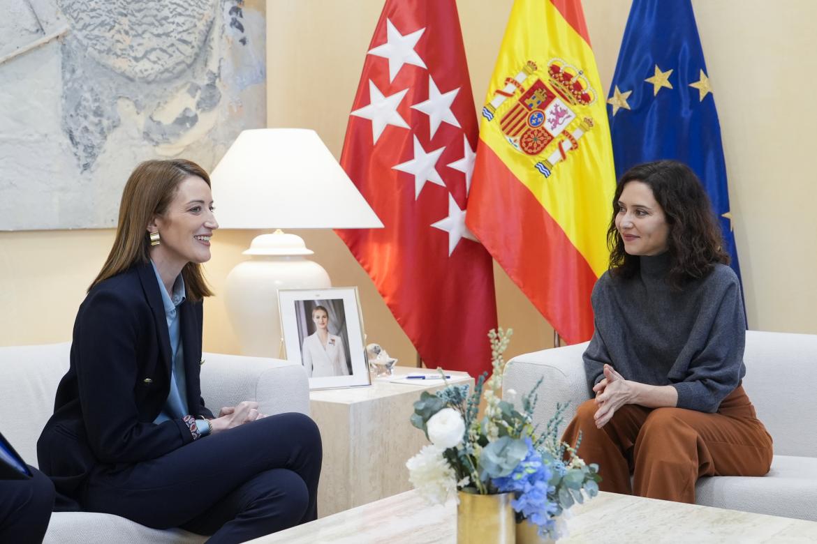 La presidenta de la Comunidad de Madrid, Isabel Díaz Ayuso (dr), junto a la presidenta del Parlamento Europeo, Roberta Metsola (iz) en una foto de febrero de 2026.