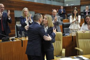 Guardiola, investida presidenta de Extremadura con el apoyo de Vox: "No es fascismo, es democracia"