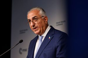 Reza Pahlavi rechaza la invitación del Parlamento Europeo y se reúne con políticos en Italia