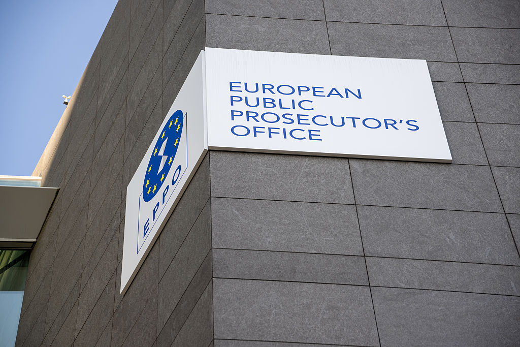 La EPPO, con sede en Luxemburgo, puede investigar casos transfronterizos complejos, apoyándose en los sistemas policiales y judiciales nacionales, pero también en su equipo de investigadores.