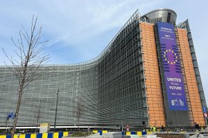 La UE advierte a España y Polonia por las rebajas fiscales en los combustibles