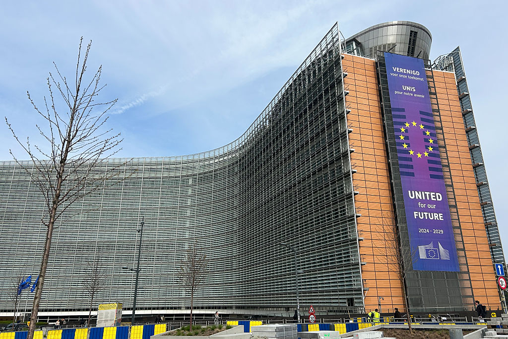 La UE advierte a España y Polonia por las rebajas fiscales en los combustibles