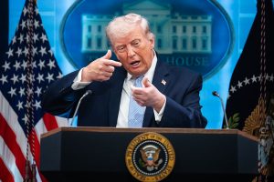Trump elogia la decisión iraní de abrir el estrecho de Ormuz