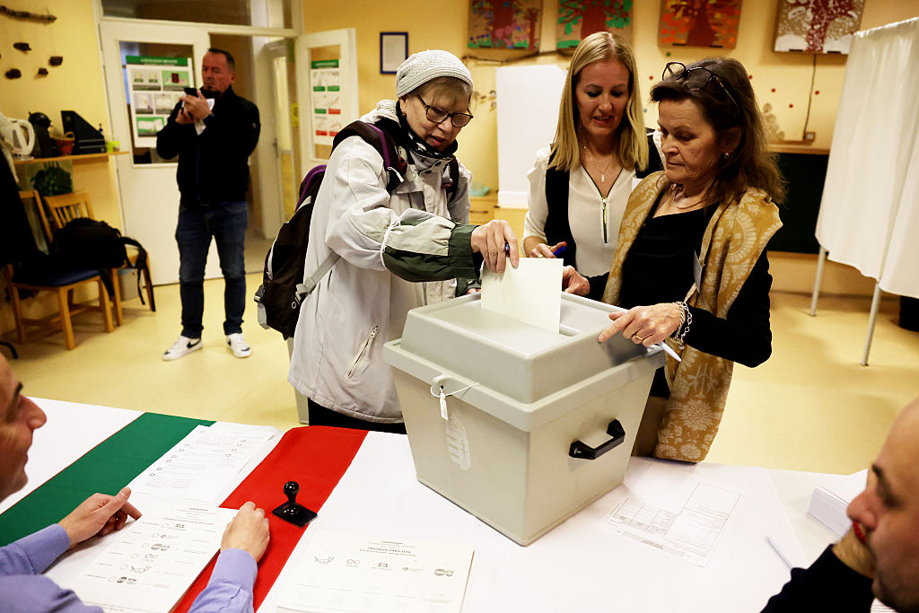 Una mujer emite su voto en un colegio electoral de Budapest, el 12 de abril de 2026.