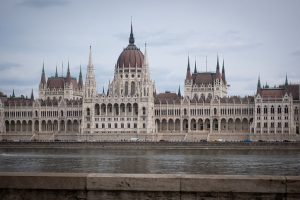 Los informativos de la TV pública húngara vuelven a emitirse tras el compromiso reformista de Magyar