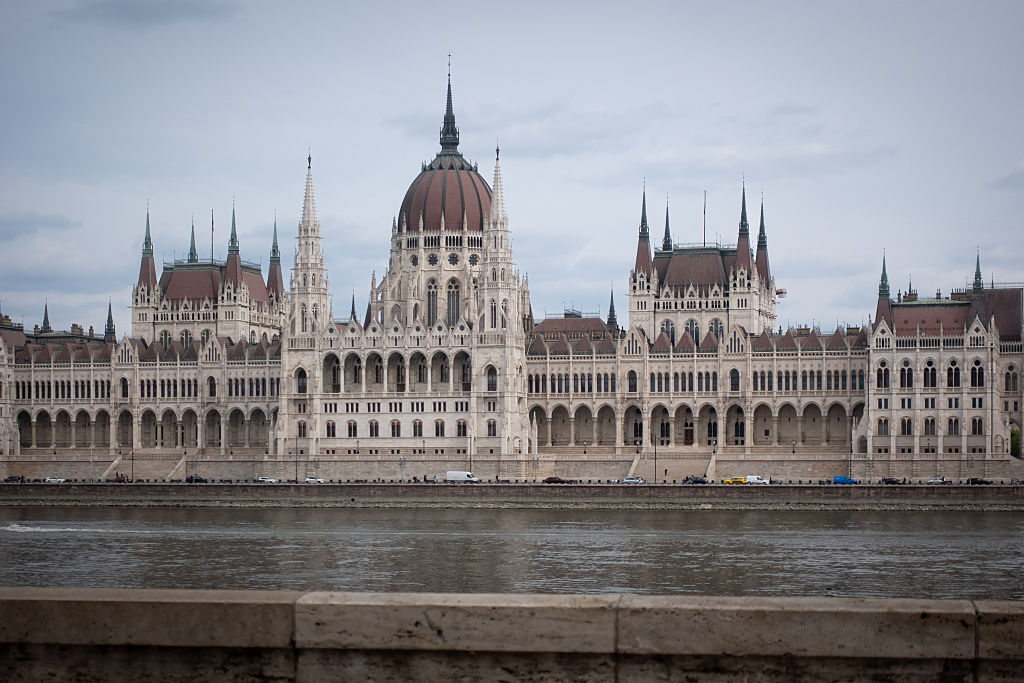 Los informativos de la TV pública húngara vuelven a emitirse tras el compromiso reformista de Magyar