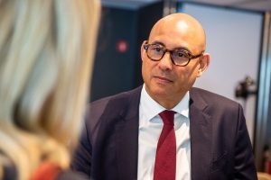 El jefe climático de la ONU, ante la guerra en Oriente Próximo: “La transición hacia la energía limpia es ahora irreversible”
