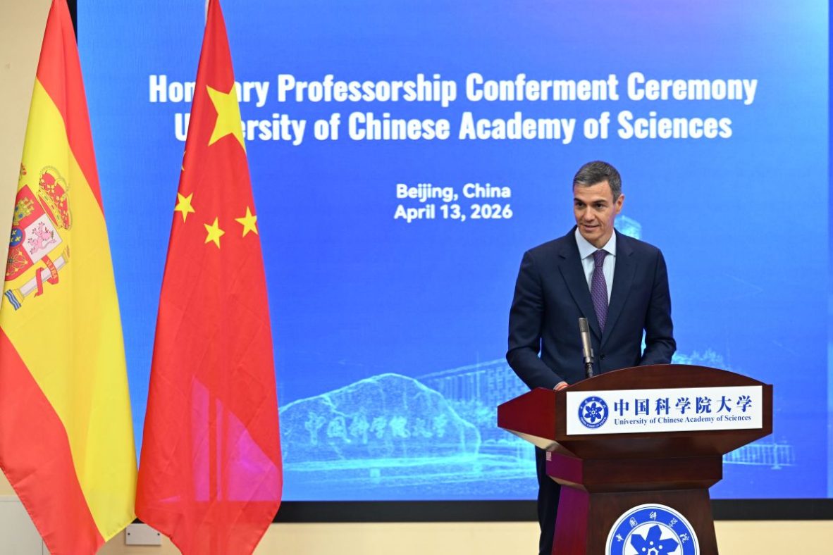Pedro Sánchez durante su intervención en la Universidad de Tsinghua, Pekín.