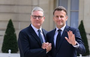 Francia y Reino Unido sellan un acuerdo para frenar las oleadas migratorias irregulares por el Canal de la Mancha