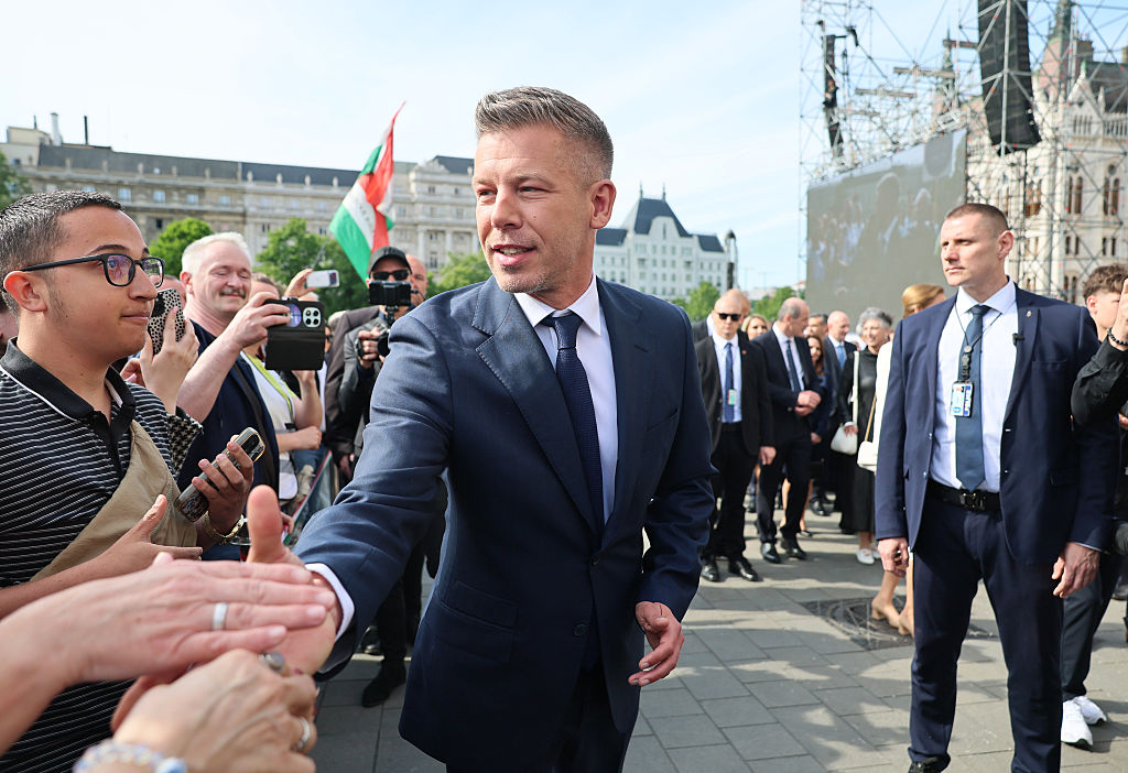 Magyar toma posesión como primer ministro del «cambio de régimen» en Hungría