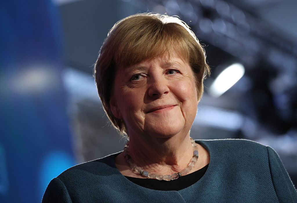 Angela Merkel insta a entablar conversaciones directas con Rusia
