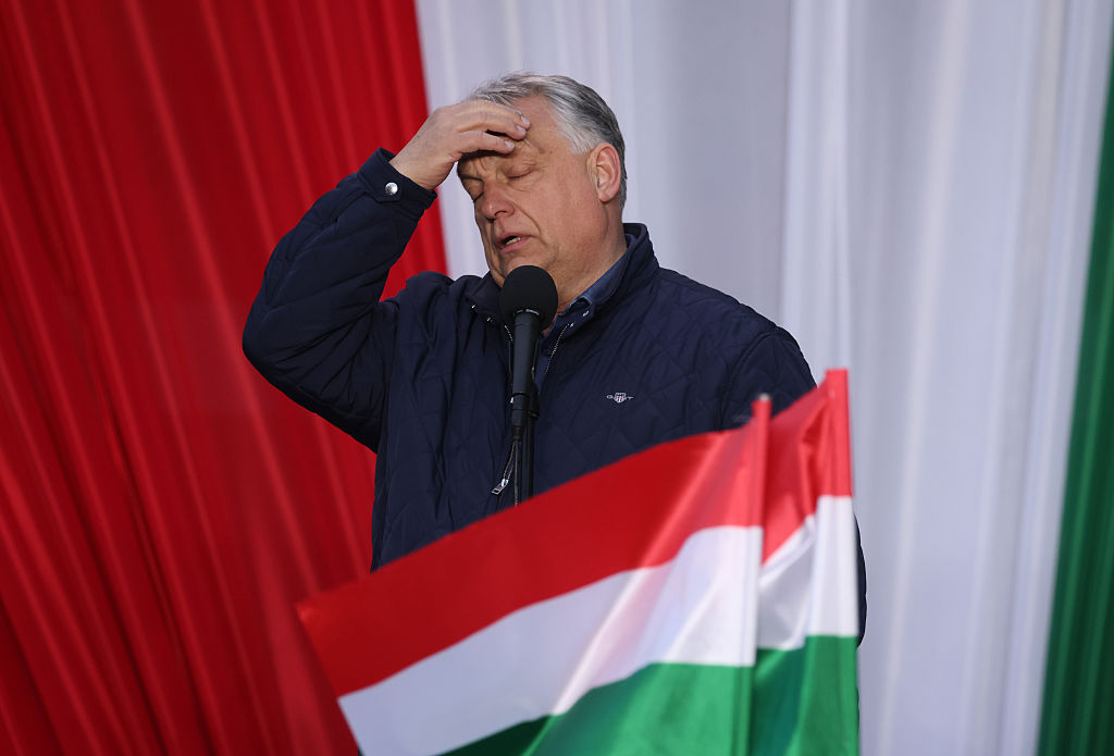 El Parlamento húngaro aprueba la limitación a dos mandatos, lo que impide el regreso de Orbán