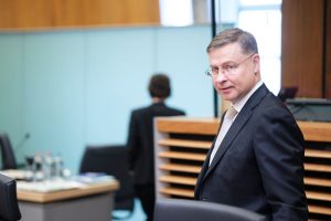 «El acuerdo presupuestario no es tan fácil», admite Dombrovskis