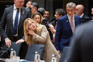 Meloni se enfrenta a Sánchez por la regularización de los migrantes