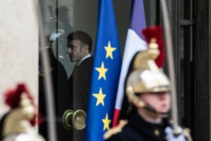 El Gobierno francés se enfrenta a críticas por el calendario electoral de 2027