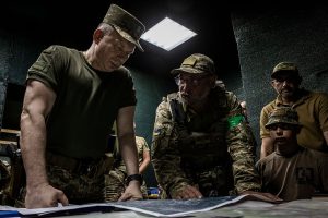 Qué supone la reorganización del mando militar de Zelenski para la estrategia bélica de Ucrania