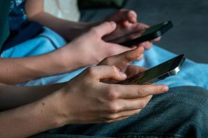 La prohibición del uso de las redes sociales en Francia para menores de 15 años supera la votación final