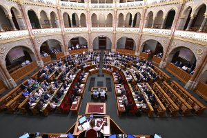 El Parlamento húngaro destituye al presidente en el marco de una reforma constitucional