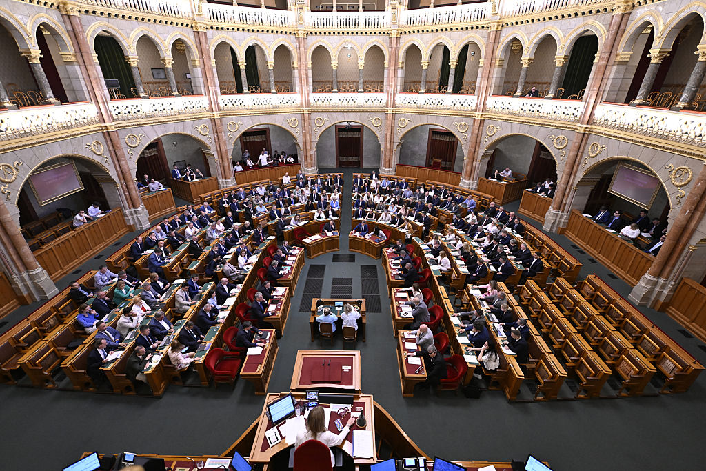 El Parlamento húngaro destituye al presidente en el marco de una reforma constitucional