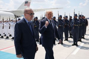 Trump, «decepcionado» con los aliados de la OTAN, reitera su pretensión sobre Groenlandia