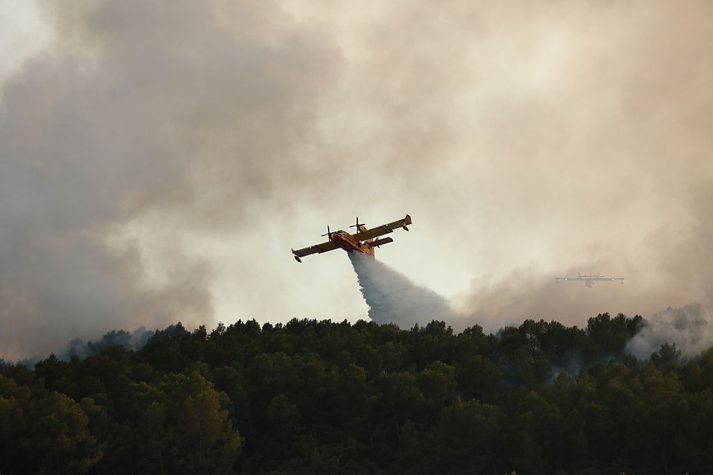 Los mortíferos incendios forestales en Europa obligan a huir a miles de personas