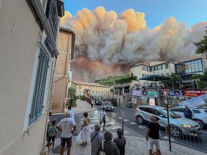 Más de 100.000 personas huyen mientras los incendios forestales se extienden en Francia y España