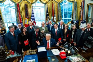 Senadores estadounidenses investigan el regalo de una sortija de diamantes belga a Trump