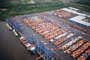 La UE registra su primer déficit comercial desde 2023