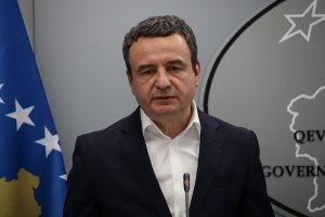 El primer ministro de Kosovo, atacado con huevos en el Parlamento mientras la crisis política se agrava