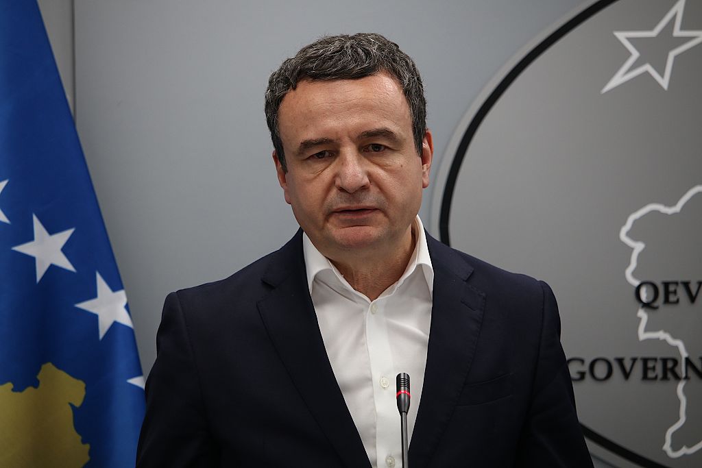 El primer ministro de Kosovo, atacado con huevos en el Parlamento mientras la crisis política se agrava