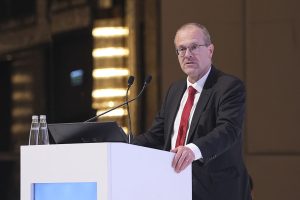Hans Kluge se prepara para asumir el mando de la OMS 