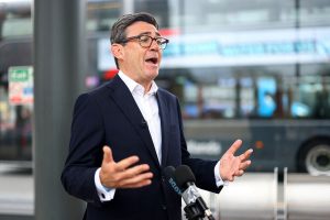 El nuevo primer ministro del Reino Unido, Andy Burnham, visita Kiev
