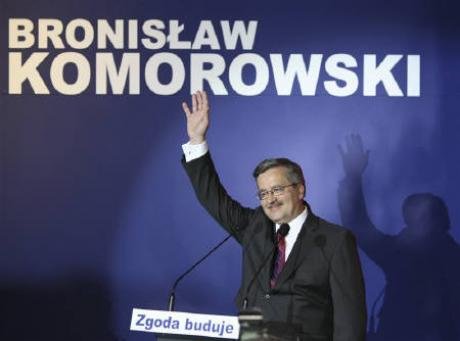 Après une nuit agitée, Komorowski remporte les élections polonaises