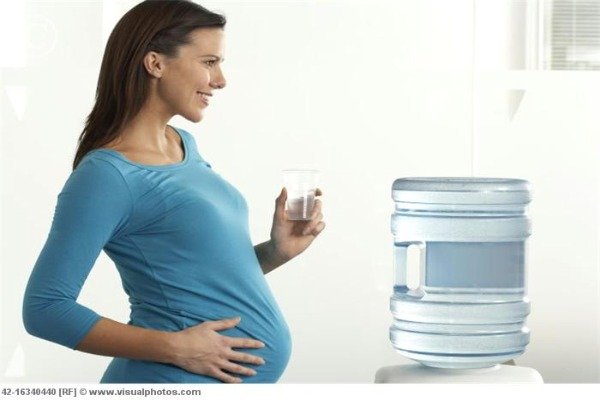pregnant_office_worker_by_water_cooler_42-16340440.jpg