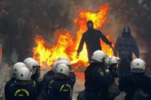 La Grèce adopte un nouveau plan d’austérité sur fond d’affrontements violents