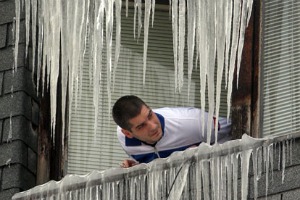 Des villageois cherchent de quoi se chauffer suite à la vague de froid