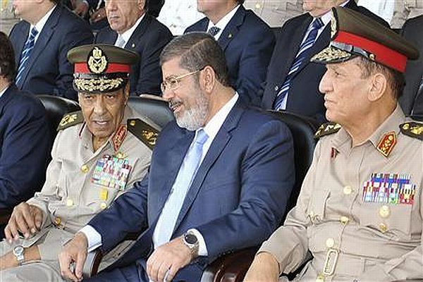 Egypte : Mohamed Morsi écarte ses deux dirigeants militaires