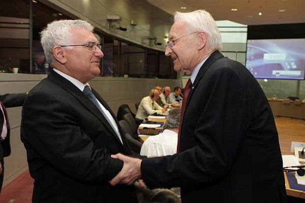 Edmund Stoiber a fait pression sur John Dalli dans le cadre de la directive sur le tabac