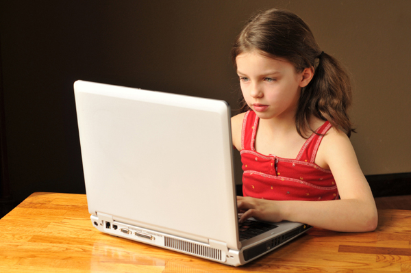 Le Parlement demande une meilleure protection des enfants sur Internet