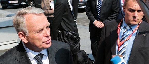 Ayrault reste flou sur la réduction des déficits en 2013