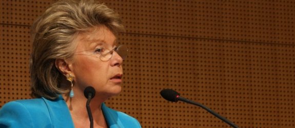 Un an après l’affaire des Roms, Reding toujours aussi déterminée