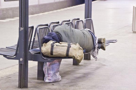 Malgré l’urgence, l’UE peine à agir pour les SDF