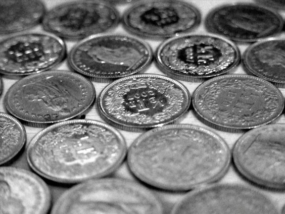 La Suisse se protège en liant le cours de sa monnaie à l’euro