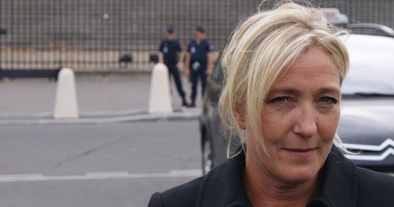 Marine Le Pen dénonce le vote du nouveau plan d’aide à la Grèce
