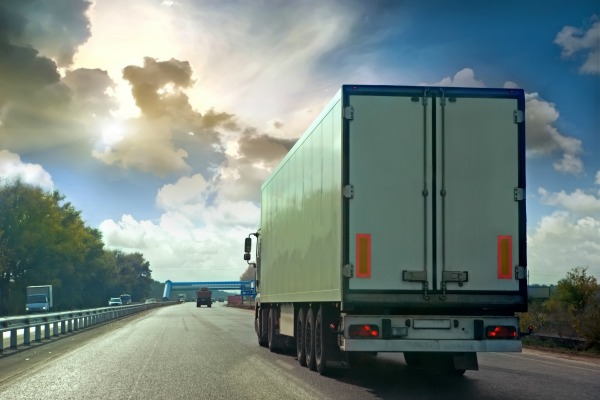 La Commission s'attaque aux émissions des camions