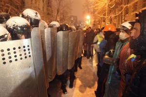 La police ukrainienne déloge les manifestants de la place Maidan