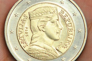 La Lettonie adopte l'euro à reculons